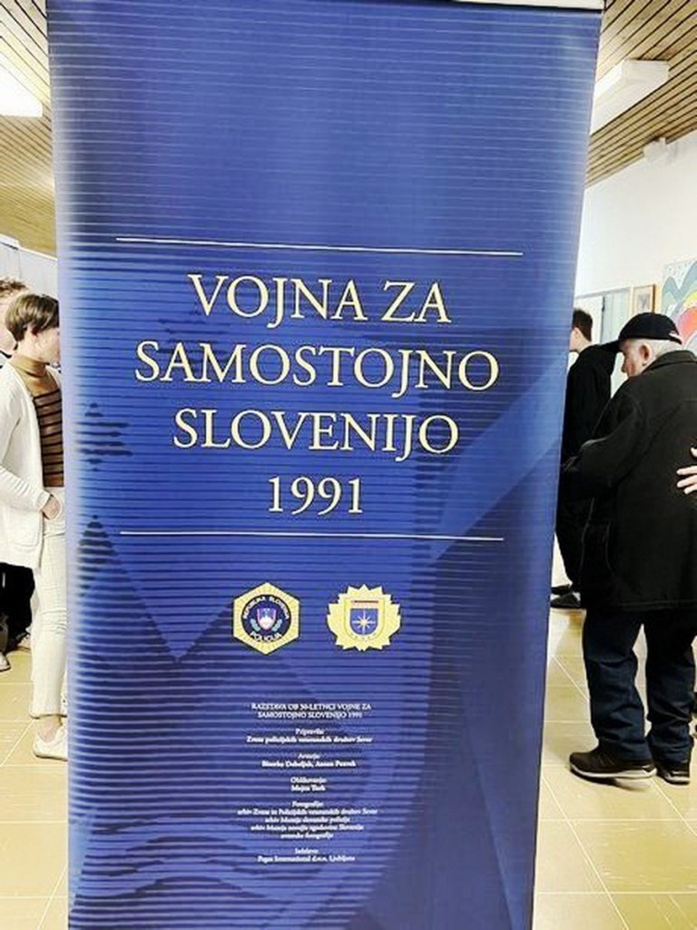 OTVORITEV TEMATSKE RAZSTAVE »VOJNA ZA SAMOSTOJNO SLOVENIJO 1991« V OSNOVNI ŠOLI IVANA GROHARJA V ŠKOFJI LOKI